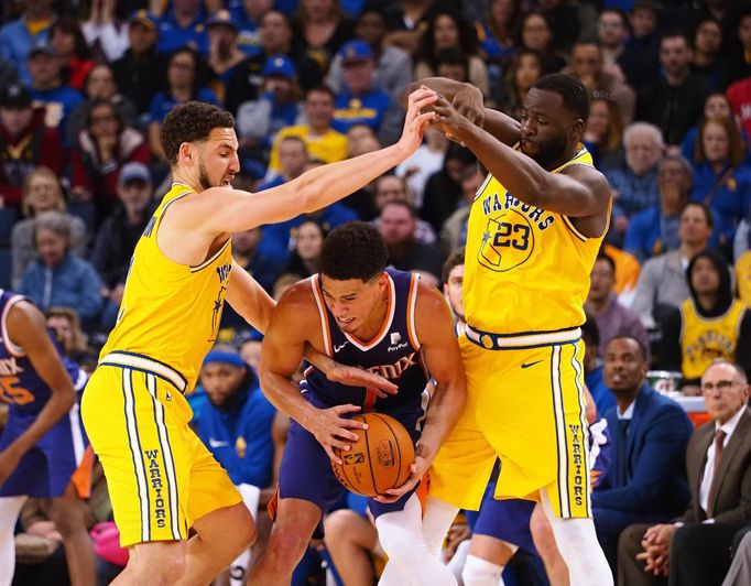 Zlatá brána otevřena aneb Dětskou hru si vyzkoušel Klay Thompson z Golden State, jenž se chtěl prosmýknout mezi Devinem Bookerem a Draymondem Greenem z Phoenixu