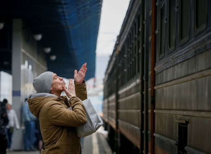 Muž se loučí se svými příbuznými, kteří odjíždí z kyjevského vlakového nádraží evakuačním vlakem do Lvova.
