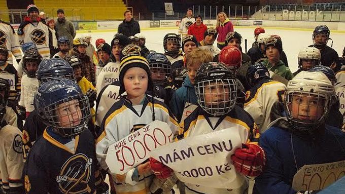 Děti a jejich rodiče bojují proti přestupním tabulkám, které jim brání svobodně měnit hokejový klub.