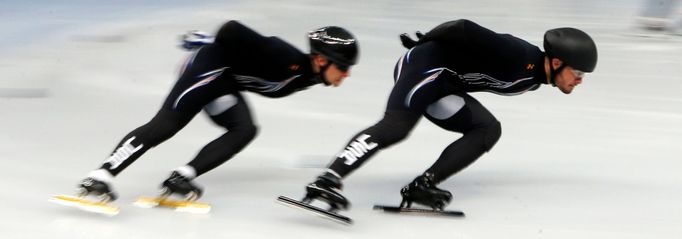 U.S. short track speed skaters Jordan Malone (L) and Eddie Alvarez practise with U.S. team members in preparation for the 2014 Sochi Winter Olympics, February 3, 2014. So