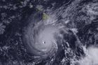 Ve středu se Lane pohyboval asi 480 kilometrů jižně od Havaje. Model jeho pohybu podle meteorologů z amerického Národního střediska pro hurikány nepředpokládá, že se hurikán dostane přímo nad pevninu, na ostrovech nicméně platí stav ohrožení.