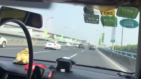 Taxikář předjel 50 aut během dvou minut. Vyděšená turistka si ho natočila