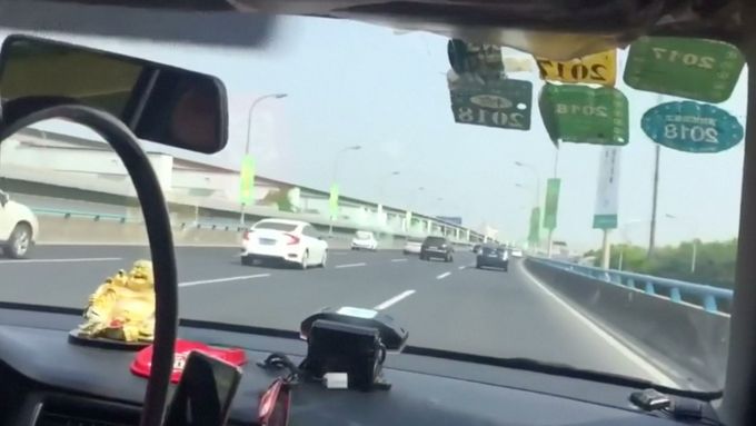 Vystrašená japonská turistka natočila zběsilou jízdu taxikáře v čínské Šanghaji. Řidič ji vezl na letiště a během 2 minut riskantně předjel 50 aut.