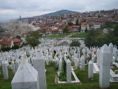 Hřbitovy obětí občanské války jsou v Bosně všude. Tento muslimský je v Sarajevu.