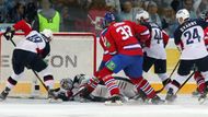 Sobotní večer, pražská Tipsport aréna, hlasitý slovenský kotel. Tak  vypadalo česko-slovenské derby mezi Lvem Praha a Slovanem Bratislava v KHL. Vy se na něj můžete podívat prostřednictvím našich fotografií.