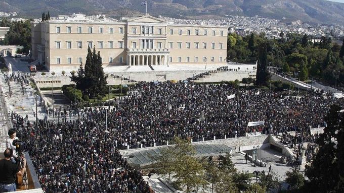 Protest před budovou řeckého parlamentu v Aténách.