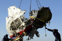 Rok po MH17: Rodiny žalují šéfa povstalců, ruská mlha trvá