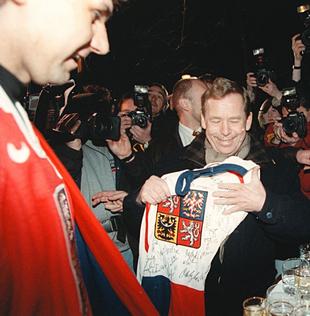 Archivní snímky z ZOH Nagano 1998 - hokej. Růžička a Václav Havel