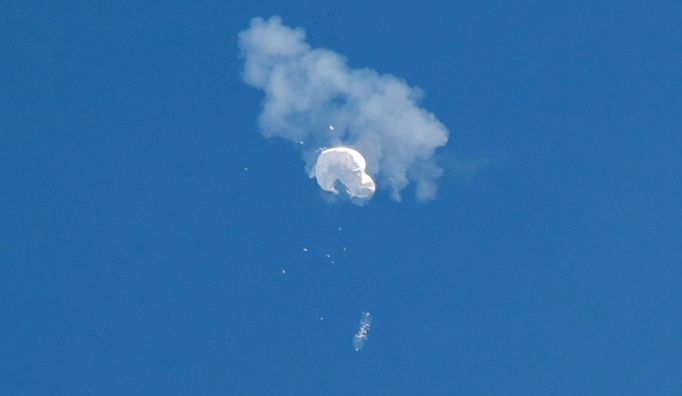 Spojené státy sestřelily čínský balón nad svým územím, který považují za špionážní zařízení.