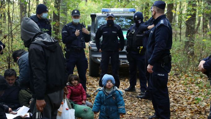 Foto: Migranti uvázli v "pásmu nikoho". Polsko je posílá pryč, mrznou proto v lesích