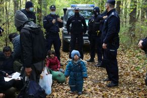 Polskou hranici s Běloruskem hlídá sedm tisíc lidí. EU pomůže s vracením migrantů