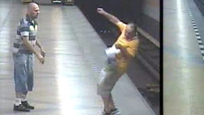 Útok na záběru bezpečnostní kamery na nástupišti metra.