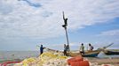 Příslušník kmene Turkanů připravuje loď k vyplutí na jezero Turkana. Jezero dříve nazývané Rudolfovo je bezodtoké a mírně slané. Leží ve Východní Africe v Keni a severním koncem zasahuje do Etiopie. Na jezeře je rozvinut rybolov.