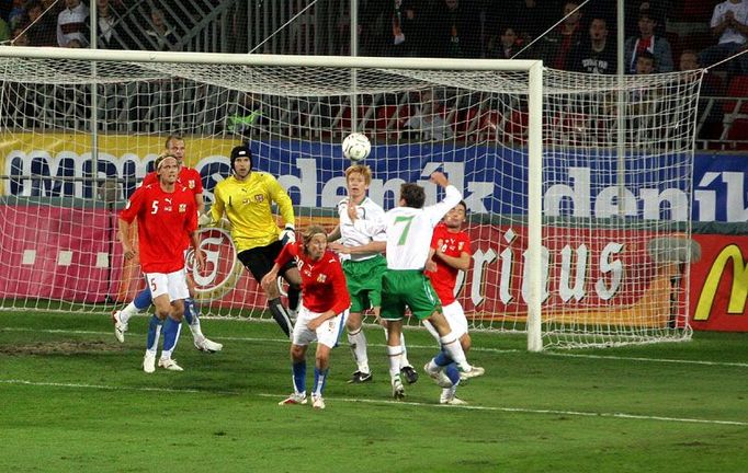 A obdobná situace před brankou Petra Čecha. V závěru prvního poločasu vyvinuli Irové značný tlak.