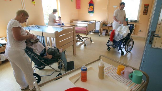 Krácení se dotýká hlavně domovů pro důchodce a pro lidi se zdravotním postižením.