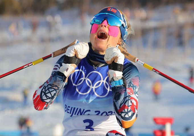 Therese Johaugová, vítězka skiatlonu na olympiádě v Pekingu 2022