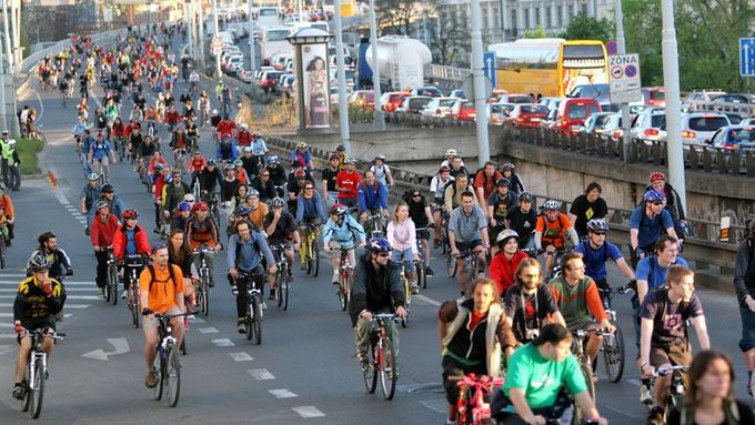Tisíc cyklistů zablokovalo pražskou magistrálu