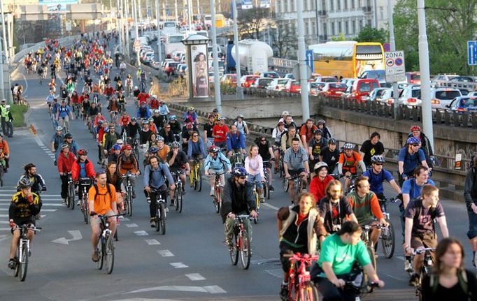 Pražská magistrála plná cyklistů. Tedy jenom výjimečně a jenom v jednom směru.