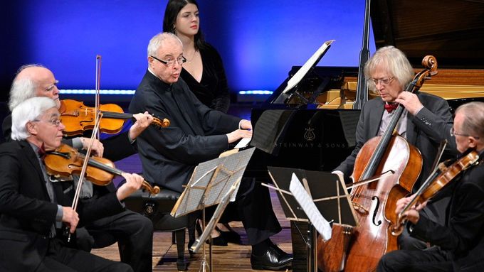 Členové Panochova kvarteta na snímku z roku 2021, kdy na festivalu Dvořákova Praha doprovodili klavíristu Andráse Schiffa (vzadu).