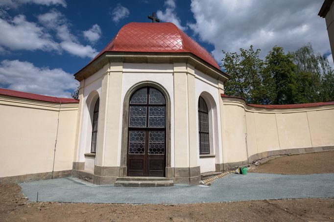 Kolowratský zámek a kostel Nejsvětější Trojice v Rychnově nad Kněžnou.