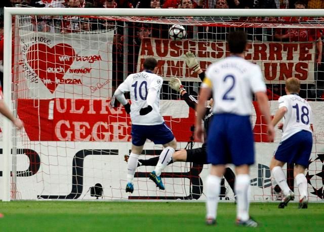 Wayne Rooney skóruje do sítě Bayernu