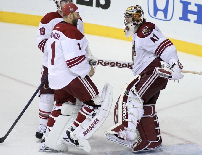 Radost brankářů Phoenixu po čtvrtém zápase série v Stanley cupu. Phoenix po něm vedl 3:1 na zápasy a byl blízko postupu do konferenčního finále