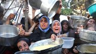 Město Deir al-Balah je přeplněné Palestinci, kteří byli nuceně přesídleni během více než 21 měsíců války v Gaze. Stovky z nich utekly na západ či jih poté, co Izrael vydal příkaz k evakuaci s cílem zničit infrastrukturu a schopnosti radikální skupiny Hamás.