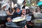 Město Deir al-Balah je přeplněné Palestinci, kteří byli nuceně přesídleni během více než 21 měsíců války v Gaze. Stovky z nich utekly na západ či jih poté, co Izrael vydal příkaz k evakuaci s cílem zničit infrastrukturu a schopnosti radikální skupiny Hamás.