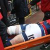 Zraněný Wayne Rooney opuští hřiště na stadionu Old Trafford