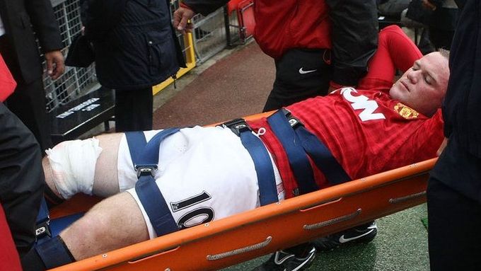 Zraněný Wayne Rooney.