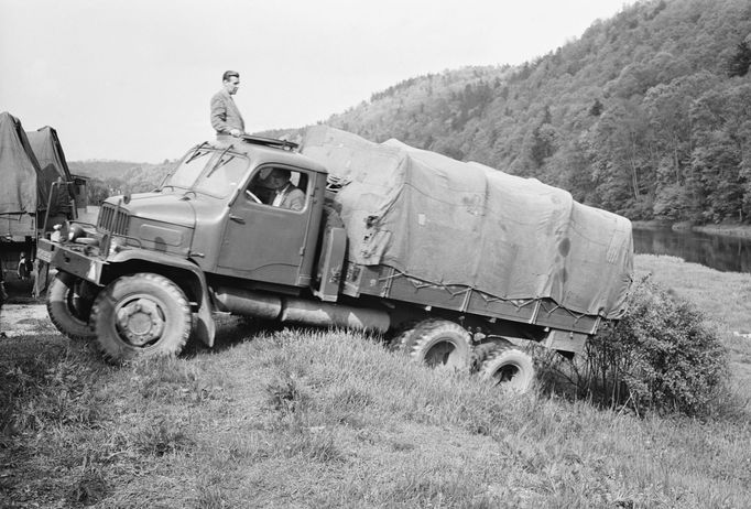 Branci-motoristé, školení instruktory autoškoly Svazarmu zkoušejí v praxi Praga V3S. (dobový text, snímek z roku 1963)