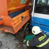 Nehoda - 12.2.2013- HK - Autobus se srazil s pluhem
