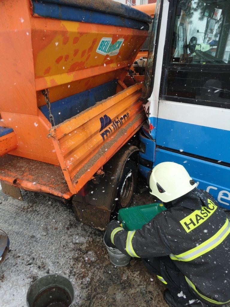 Nehoda - 12.2.2013- HK - Autobus se srazil s pluhem