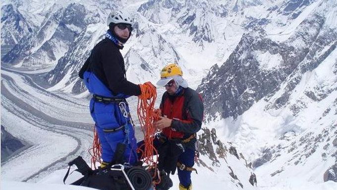 Roman Langr a Kamil Bortel jsou členy první skupiny, která v předstihu navzdory počasí měla vyrazit budovat poslední tábor před vrcholem K2.