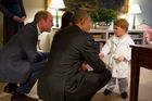 Princ George mohl kvůli setkání s Obamou zůstat déle vzhůru, pozdravil ho v pyžamu