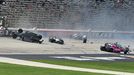 Havárie po startu závodu IndyCar XPEL 375 na oválu Texas Motor Speedway