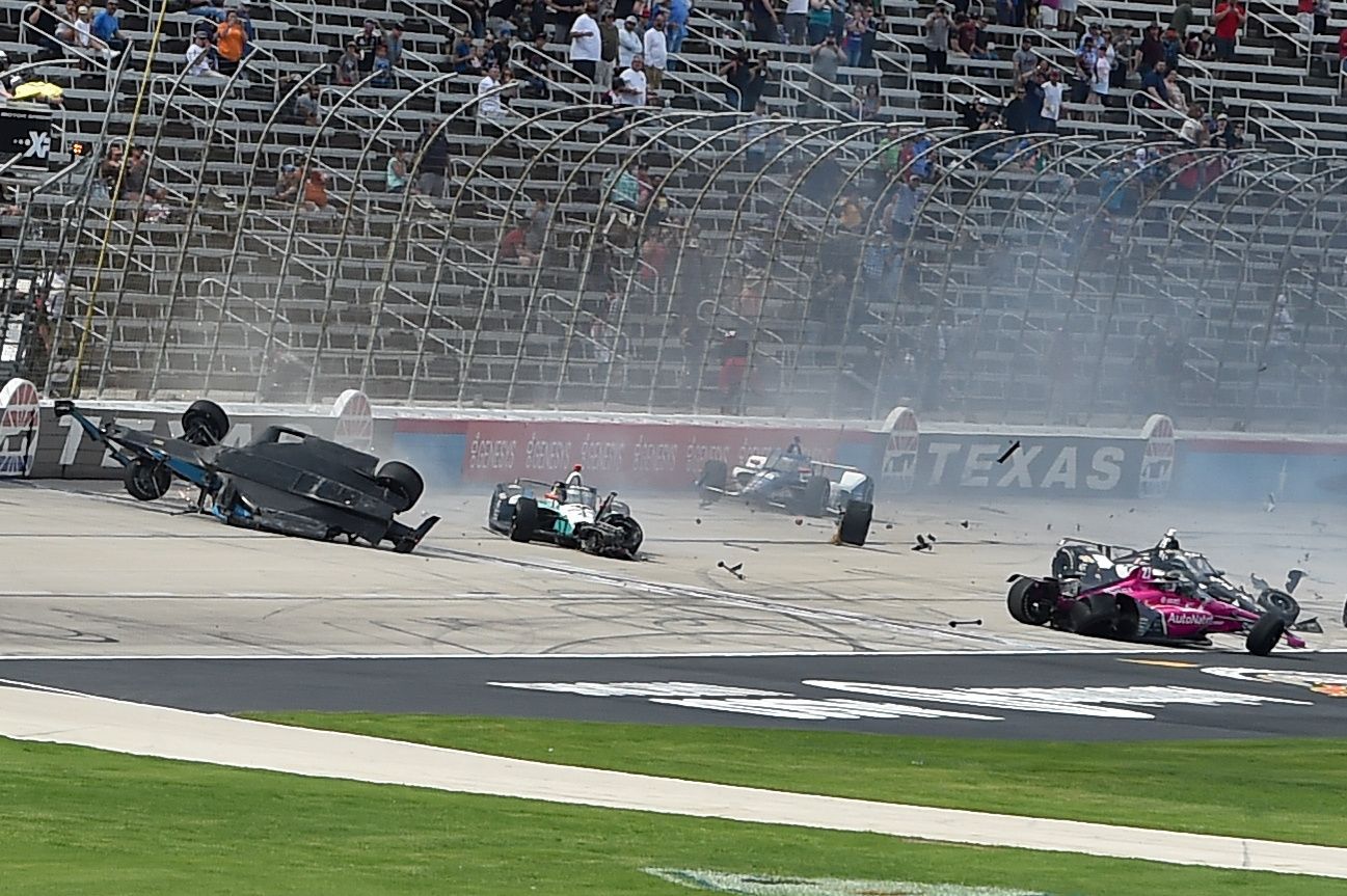 Havárie po startu závodu IndyCar XPEL 375 na oválu Texas Motor Speedway