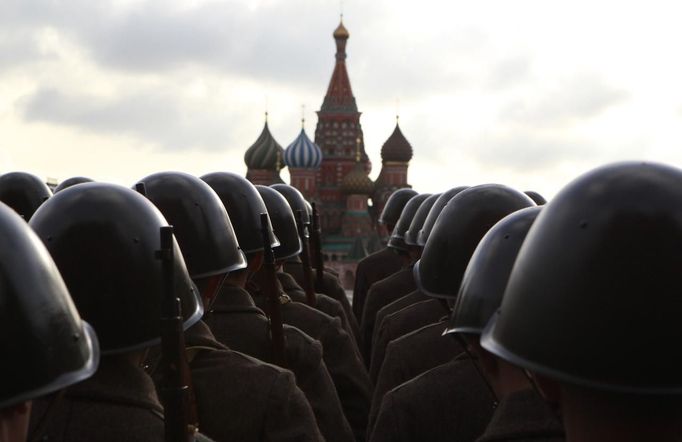 RNPS IMAGES OF THE YEAR 2012 - Russian servicemen, dressed in historical uniform, take part in a military parade rehearsal in Red Square, with St. Basil's Cathedral seen in the background, in Moscow November 5, 2012. The parade will be held on November 7 to mark the anniversary of a historical parade in 1941 when Soviet soldiers marched through Red Square towards the front lines at World War Two. REUTERS/Sergei Karpukhin (RUSSIA - Tags: MILITARY ANNIVERSARY CONFLICT TPX IMAGES OF THE DAY) Published: Pro. 3, 2012, 1:19 dop.