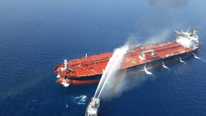Hořící tanker v Perském zálivu.