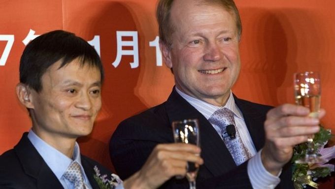 Šéfové Jack Ma (Alibaba Group) a John Chambers (Cisco) po podpisu kontraktu za 11.1 miliard euro (272 miliard Kč)