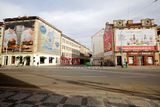 Okolí Anděla je vůbec malým rájem velkých plachet s reklamou. Jejich výskyt graduje v ústí ulice Vltavská, kterou proudí automobily ze Smíchova k vltavskému nábřeží.