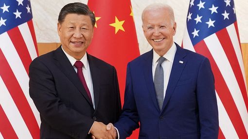 Americký prezident Joe Biden a jeho čínský protějšek Si Ťin-pching (vlevo) během setkání skupiny G20 na Bali.