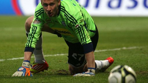 Zdeněk Zlámal sleduje míč v utkání Sigmy se Spartou.