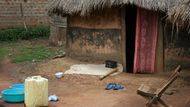 Toto zátiší u chýše nacházející se ve slumu Namatala na okraji města Mbale ve východní Ugandě představuje zřejmě velkou část majetku, který tato domácnost vlastní.