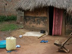 Toto zátiší u chýše nacházející se ve slumu Namatala na okraji města Mbale ve východní Ugandě představuje zřejmě velkou část majetku, který tato domácnost vlastní.