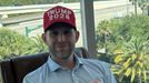 Model na snímku eshopu trumpstore.com má na hlavě kšiltovku s nápisem Trump 2028, jenž odkazuje na zájem současného šéfa Bílého domu usilovat o třetí funkční období.