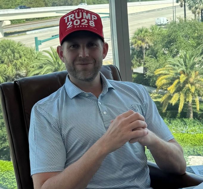 Model na snímku eshopu trumpstore.com má na hlavě kšiltovku s nápisem Trump 2028, jenž odkazuje na zájem současného šéfa Bílého domu usilovat o třetí funkční období.