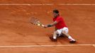 Španělský tenista Rafael Nadal v sedě odráží míček na Davida Ferrera během semifinále French Open 2012.