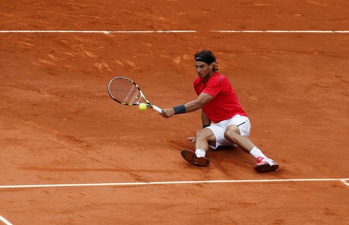 Španělský tenista Rafael Nadal v sedě odráží míček na Davida Ferrera během semifinále French Open 2012.