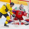 Lukáš Dostál zasahuje  v semifinále MS 2024 Česko - Švédsko
